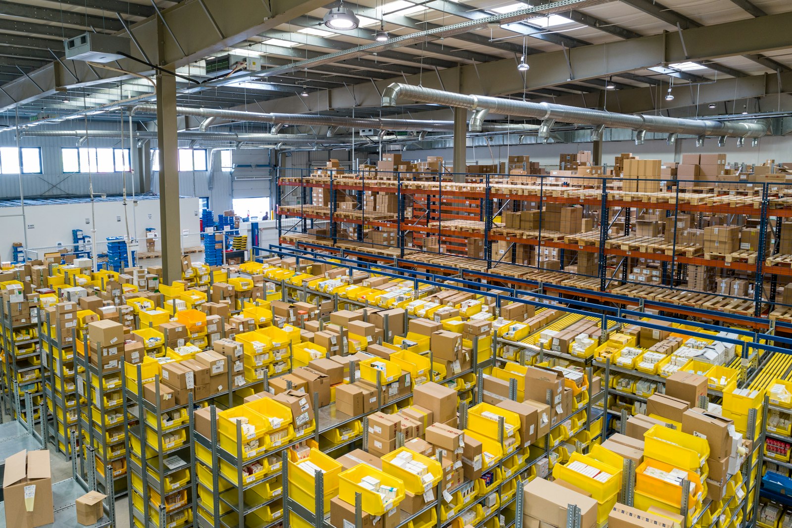Last-mile delivery warehouse with sorted parcels